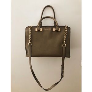 ✨PRICE DROP✨ Michael Kors cross body bag